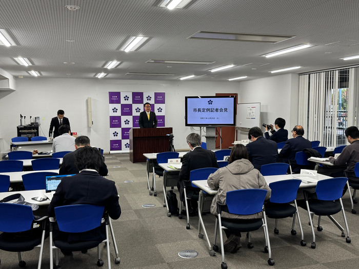 定例記者会見の様子