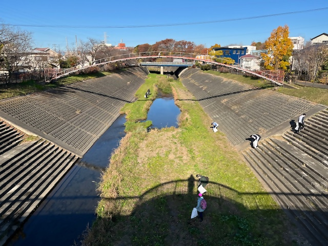 写真：多摩川周辺の清掃活動の様子