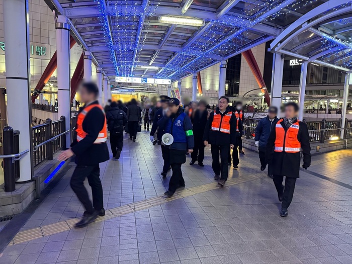 年末警戒合同パトロールの様子(JR立川駅北口デッキの上)