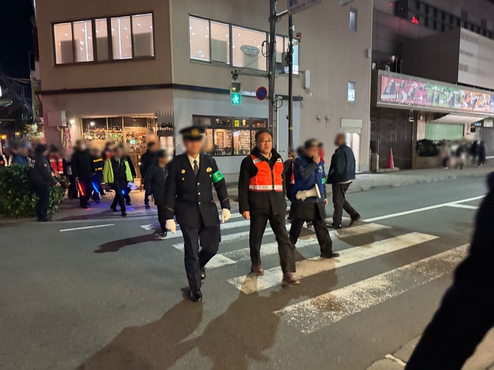 年末警戒合同パトロールの様子(JR立川駅南口)