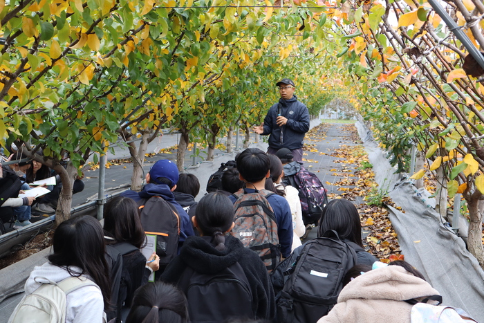 写真：小学生と髙橋さん