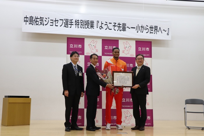 写真：市民栄誉表彰表彰式の様子（中島祐気持ジョセフさま）