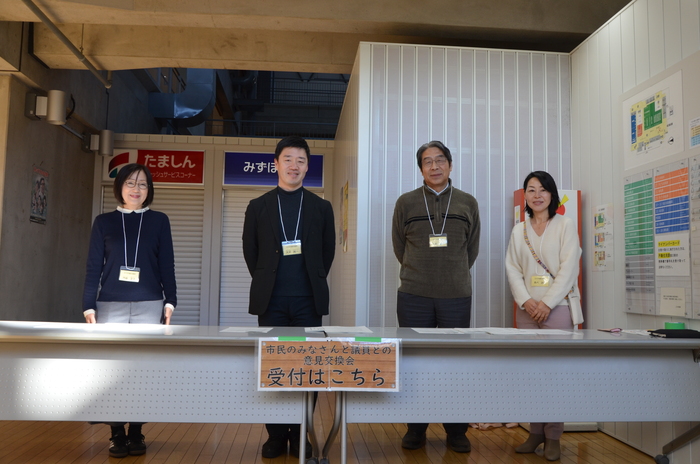 意見交換会の様子（受付）