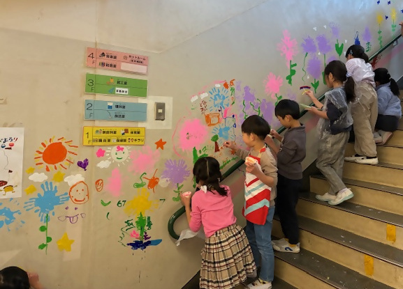 絵を描く子供の画像