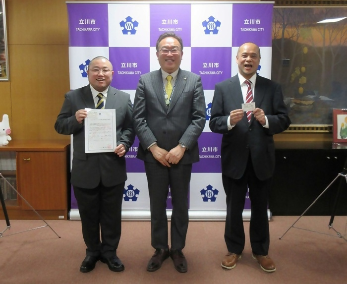 パートナーシップ・ファミリーシップ宣誓制度第1号証明書交付