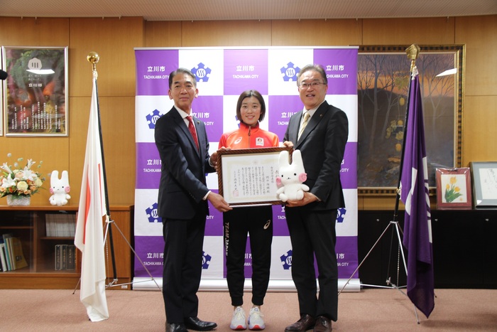 写真：岡田美緒さん（中央）の表彰時の写真