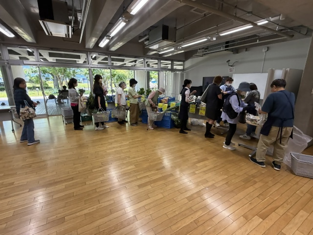 野菜を買い求める人たち
