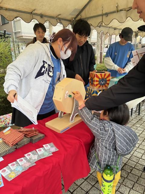 ガラポンを回す子どもの画像