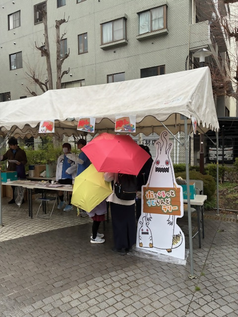 受付をする親子の写真