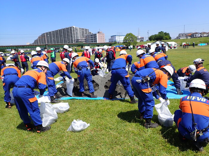 写真:土のう作成