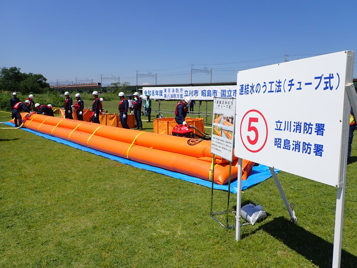 写真:連結土のう工法チューブ式