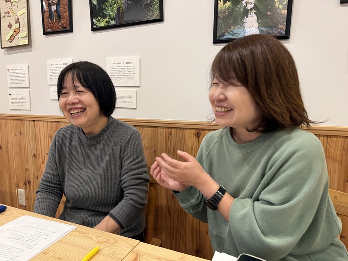 代表の尾崎さんとボランティアスタッフの斉藤さんの写真