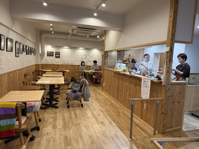木の温もりを感じる居心地の良い店内の写真