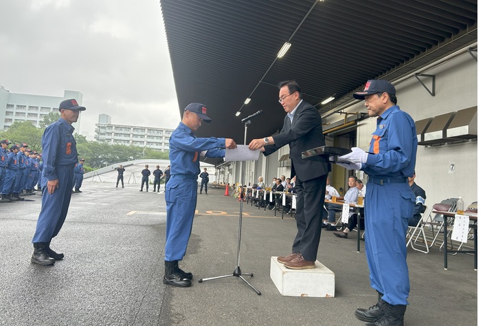 消防団9分団が立川市長から表彰を授賞している様子