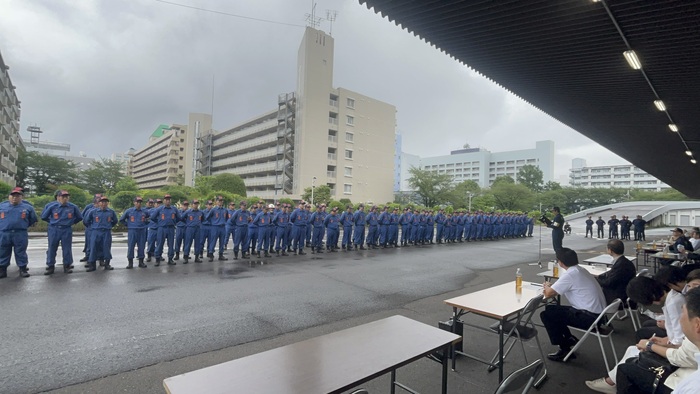 消防団員が整列。警棒課長から結果発表を受けている様子