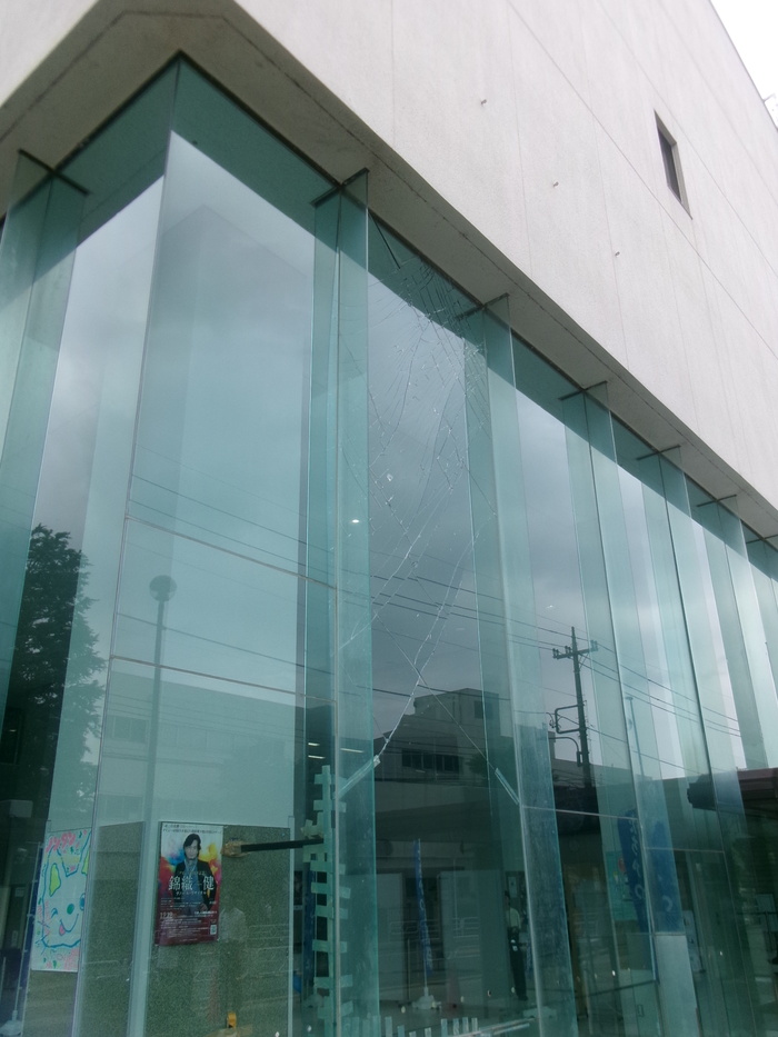 市民会館エントランスのガラスひび割れ写真2