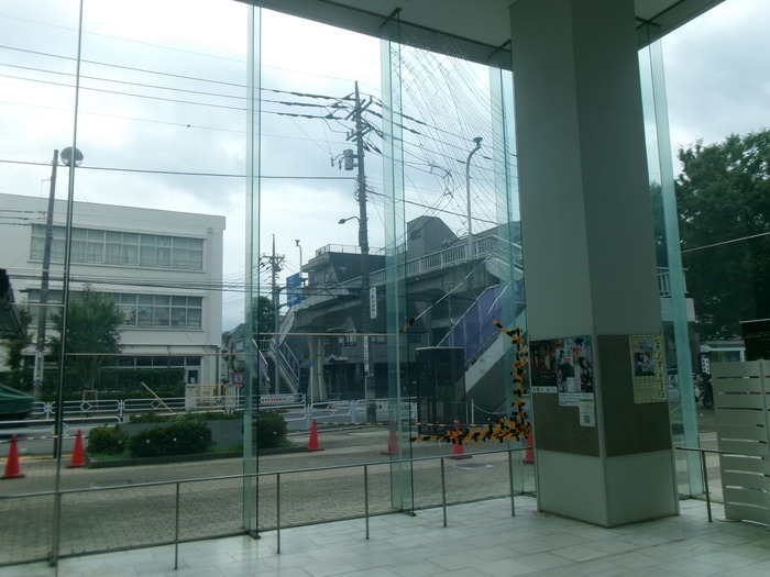 市民会館エントランスのガラスひび割れ写真