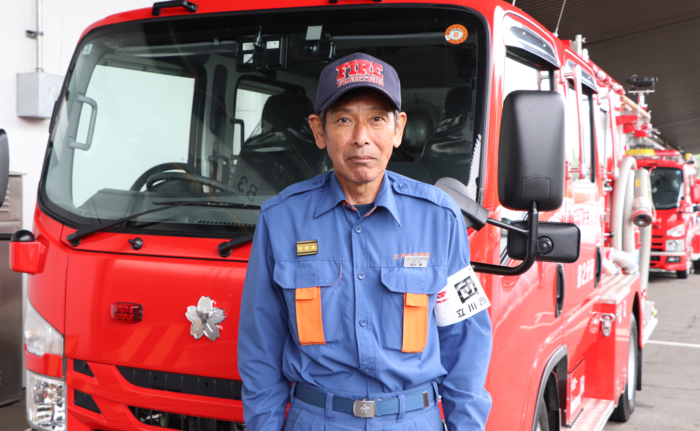 ポンプ車の前に立つ宿谷団長