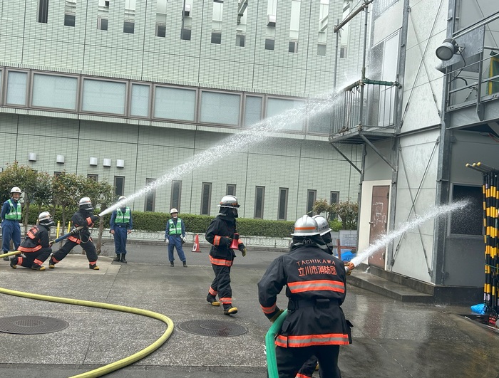 立川市消防団員が放水している様子を遠目から写したもの