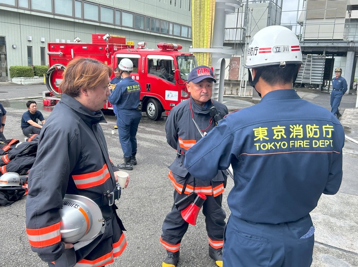消防署員から消防団員が講評を受けている様子