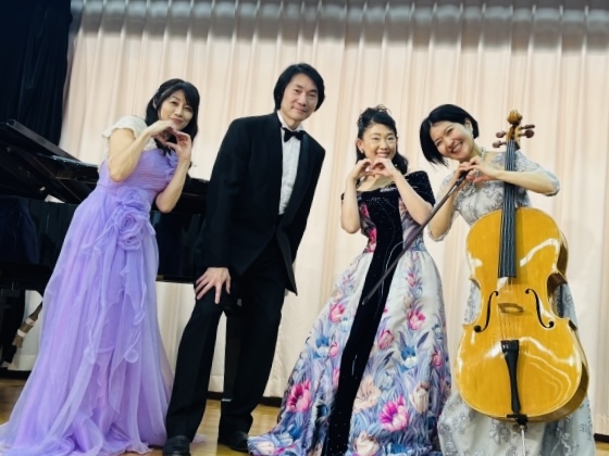 講師の荒井俊匡さん(左から2人目)と音楽ユニット「こいねこ」の皆さん
