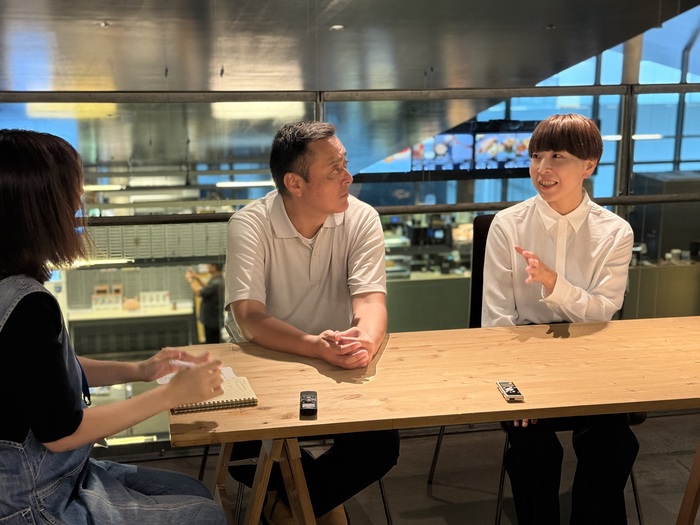 原口さんと別府さんが取材を受けている様子