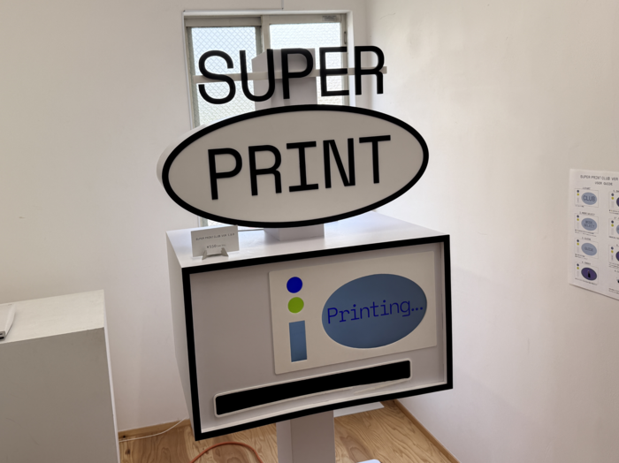 その場で写真を撮影し、自分だけのポストカードを作ることができる「SUPER PRINT CLUB」の写真