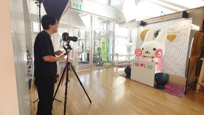 写真撮影をしている様子の画像