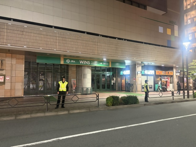 立川駅周辺の巡回パトロール(ウインズ通り)