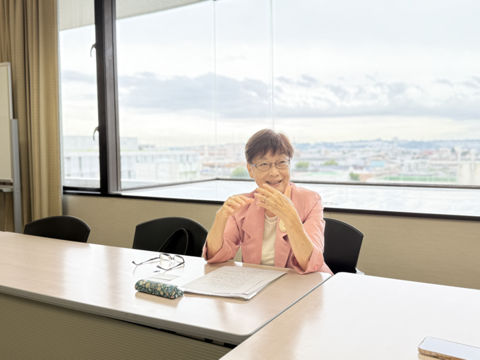 市民ライターの取材を受ける赤嶺令子理事