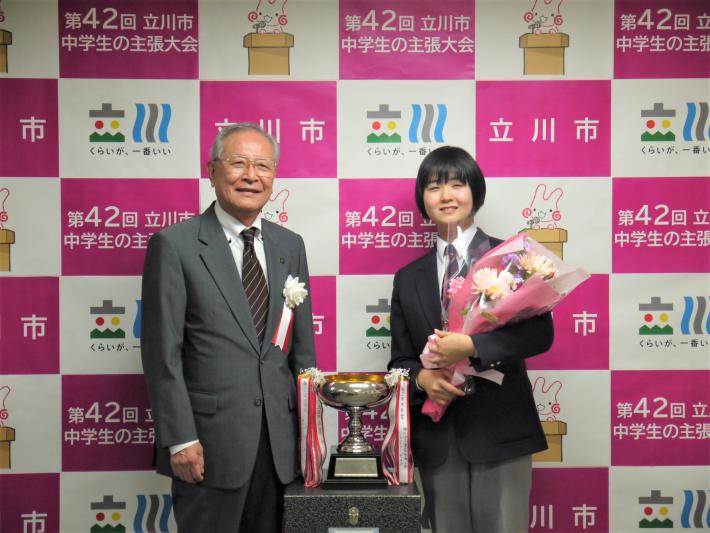 清水庄平立川市長と市長賞を受賞した西川さんです。