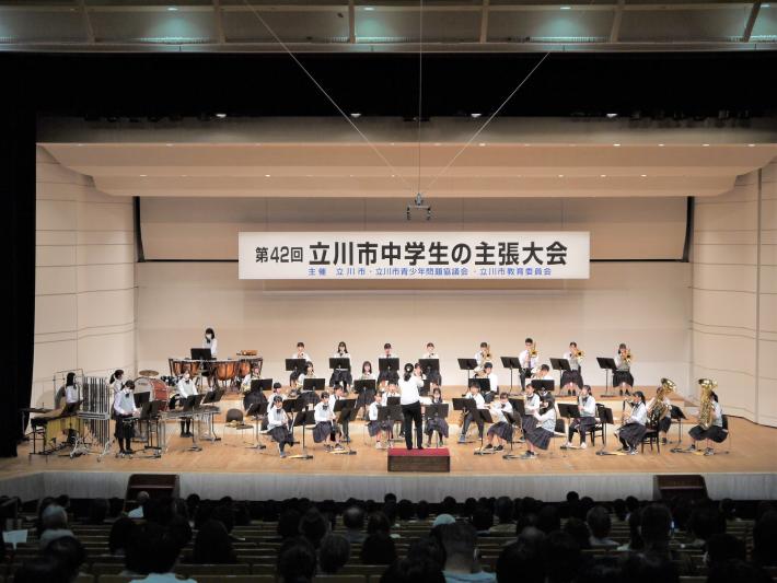 立川第六中学校吹奏楽部による演奏が響き渡りました。