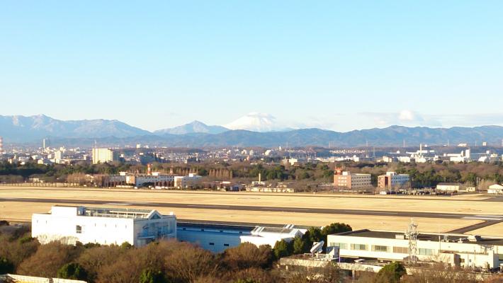 マンションから見える陸上自衛隊立川駐屯地と富士山の写真