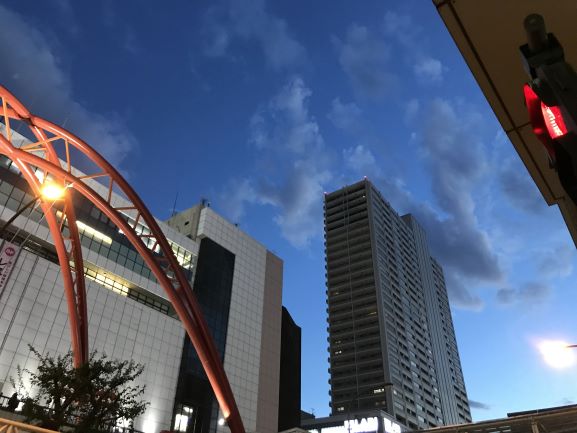 立川駅北口のアーチとビルと空の写真