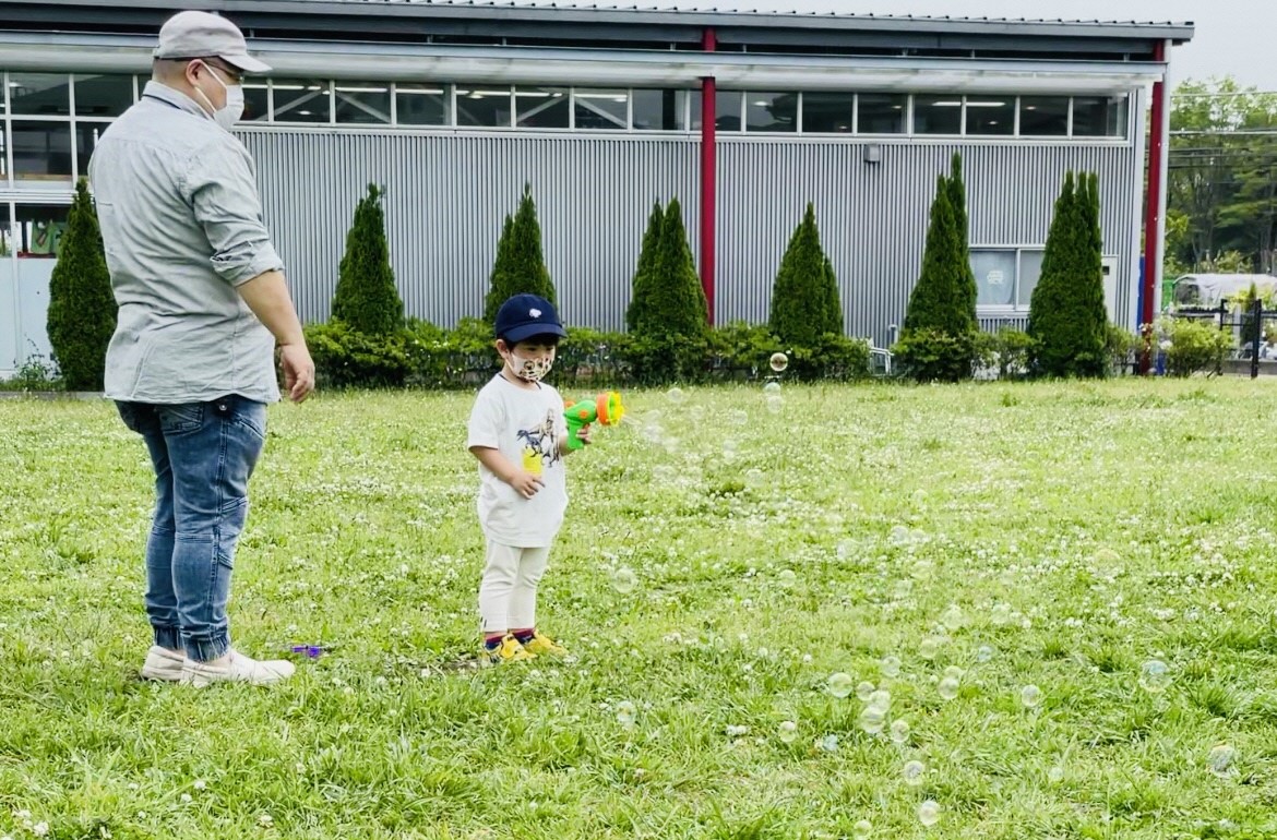 みのーれ立川でシャボン玉遊びをする親子の写真