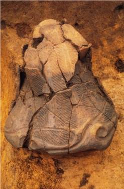 遺跡から発掘された縄文土器